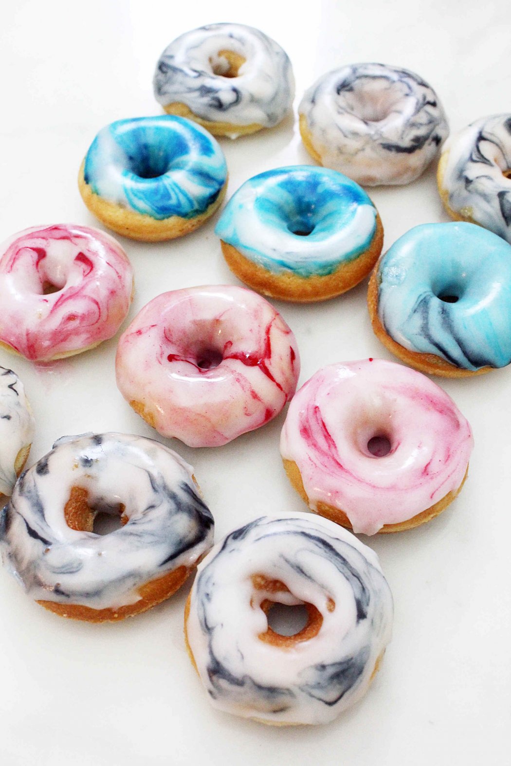 Mini Donuts backen mit Marmormuster: Einfaches Party Rezept