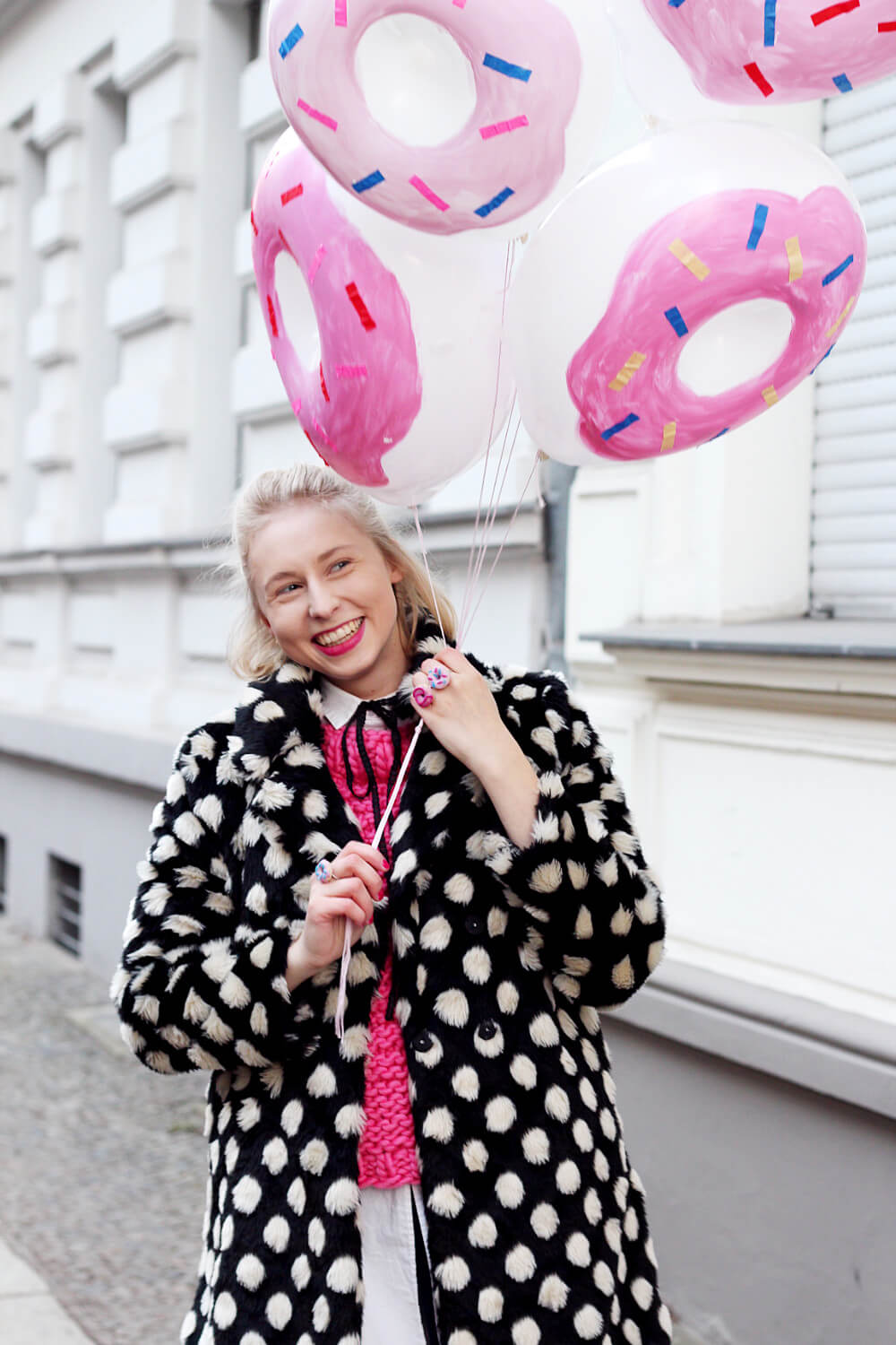 DIY-Donut-Ballons-selber-machen-gepunkteter-Mantel-Berlin-Streetstyle-Outfit-DIY-Blog-5
