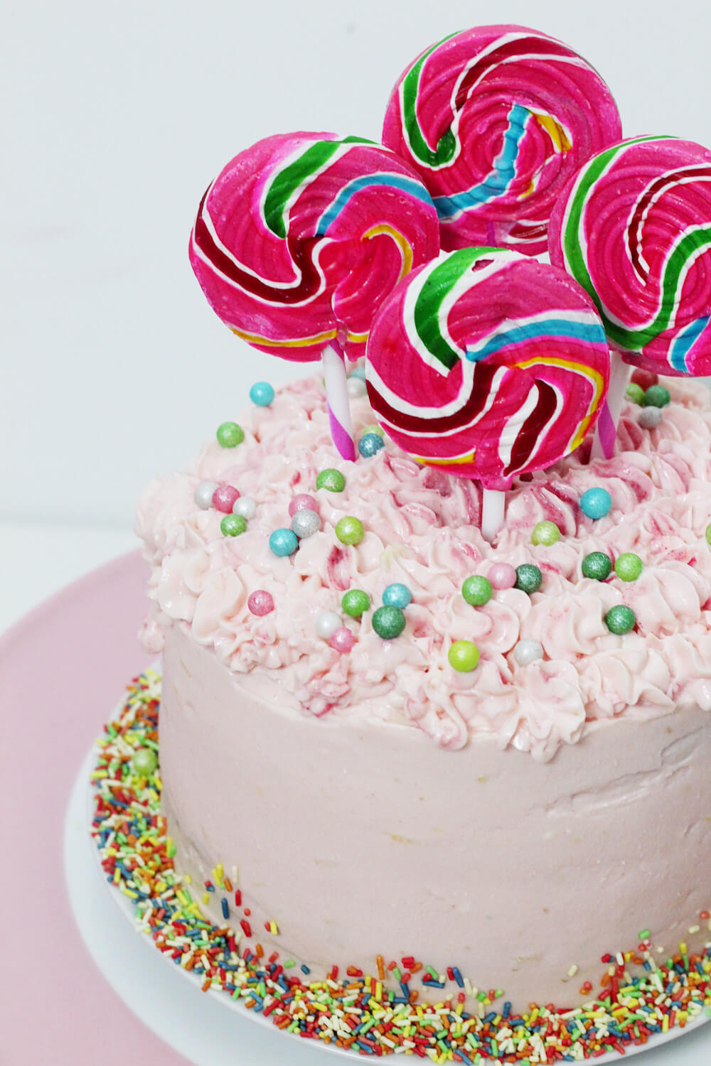 Rezept: Überraschungs-Torte mit Zuckerstreusel-Füllung backen