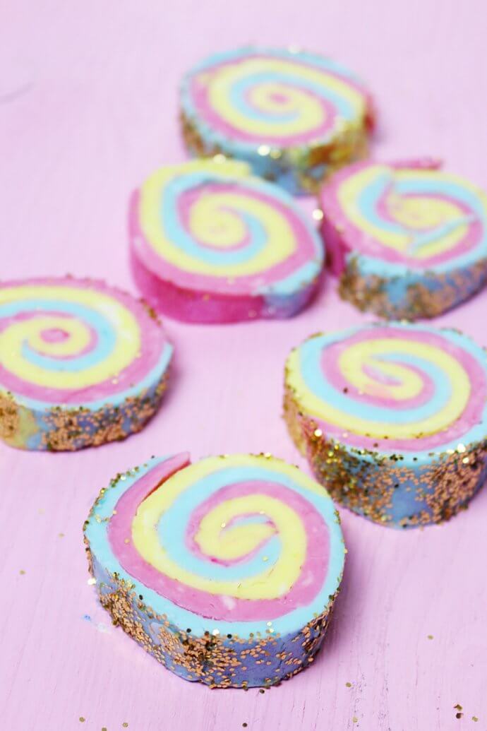 DIY Seife mit Regenbogen Muster selber machen Einfache